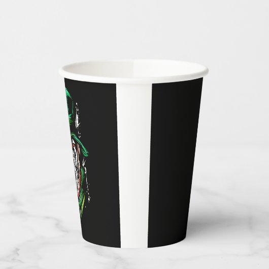 Dunkelschwarzer Metallleprechaun am St. Patrick's  Pappbecher (Links)