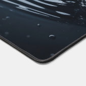 dunkelschwarzes nasses Wasser lässt Reflexionen fa Schreibtischunterlage (Ecke)