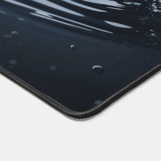 dunkelschwarzes nasses Wasser lässt Reflexionen fa Schreibtischunterlage (Ecke)