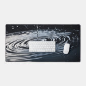 dunkelschwarzes nasses Wasser lässt Reflexionen fa Schreibtischunterlage (Tastatur & Maus)