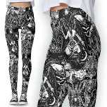 Dunkelste Satanic White Black Devil Baphomet Gothi Leggings<br><div class="desc">Gothic Devil Leggings | Gotische Bekleidung. Die dunkle Verlockung meiner dunkelsten satanischen Weißen in den Leggings des schwarzen Baphomet Gothic Devil. Diese schwarz-weiß Leggings sind mit einem zauberhaften Scrapbook-Muster versehen, das Baphomet, Fledermäuse, Katzen, Raben, Monde, Sterne, Kupide, Herzen und Spinnen umfasst. Diese Leggings sind perfekt für diejenigen, die in das...</div>