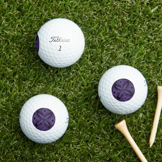 Dunkelviolett gefärbtes Retro-Muster Golfball (Insitu Gras)