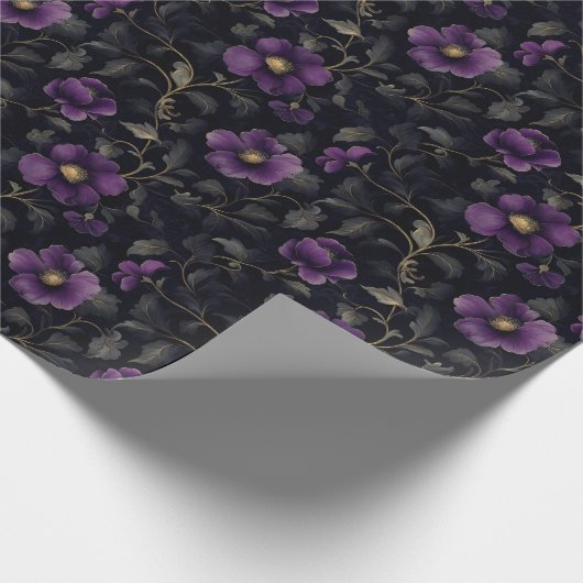 Dunkelviolette Blumen auf schwarz Geschenkpapier (Ecke)