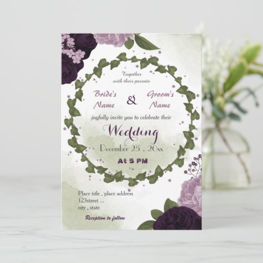 dunkelviolette Blumen Grüne Hochzeit Einladung (Stehend Vorderseite)
