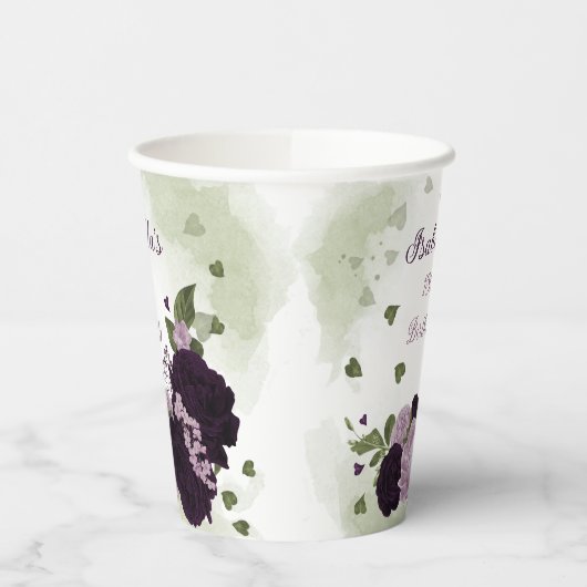 dunkelviolette Blumen, grüne Papiertüten Pappbecher (Links)