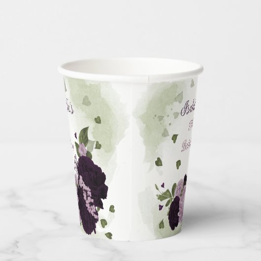 dunkelviolette Blumen, grüne Papiertüten Pappbecher (Rechts)