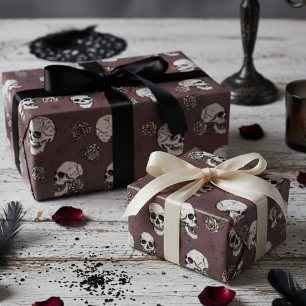 Dunkelviolette gotische Totenköpfe und Rosen Blume Geschenkpapier