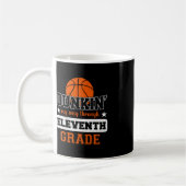 Dunking meinen Weg durch 11. Klasse Basketball zur Kaffeetasse (Links)