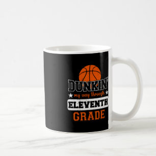 Dunking meinen Weg durch 11. Klasse Basketball zur Kaffeetasse