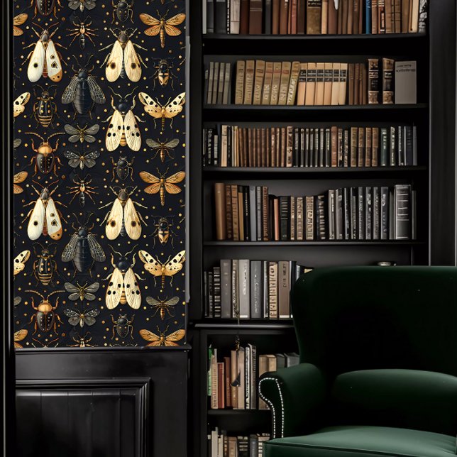 Dunkle Akademie Creme und schwarze Insekten Tapete (Dark Academia Cream and Black Insects Wallpaper in a library.)