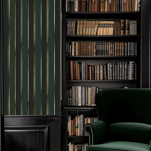 Dunkle Akademie Smaragdgrüne und goldene Streifen Tapete (Dark Academia Emerald Green and Gold Stripes Wallpaper in a library.)