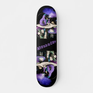 Dunkle Alice und die Raupe Rauchen im Pilz Skateboard