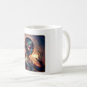Dunkle Alien-Prinzessin posiert vor feurigem Hinte Kaffeetasse (VorderseiteRechts)