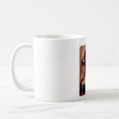 Dunkle Alien-Prinzessin posiert vor feurigem Hinte Kaffeetasse (Links)