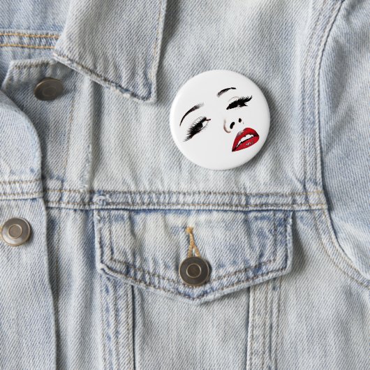 Dunkle Augen, rote Lippen Frauen sehen sich der Ku Button (Beispiel)