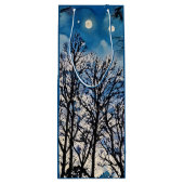 Dunkle Bäume gegen einen blauen Himmel in der Mosa Geschenktüte Für Weinflaschen (Rückseite)