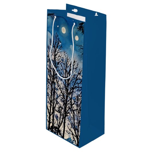 Dunkle Bäume gegen einen blauen Himmel in der Mosa Geschenktüte Für Weinflaschen (Vorderseite Schrägansicht)