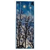 Dunkle Bäume gegen einen blauen Himmel in der Mosa Geschenktüte Für Weinflaschen (Vorderseite)