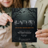 Dunkle Bäume, graues Halloween-Party Einladung