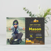 Dunkle Bauwagen Geburtstagsparty Einladung (Stehend Vorderseite)