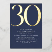 Dunkle blaue Marine und Gold | Moderner 30. Geburt Folieneinladung (Vorderseite)