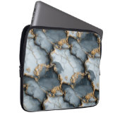 Dunkle Blaue Marmorstruktur mit flüssigen Goldader Laptopschutzhülle (Vorne Rechts)