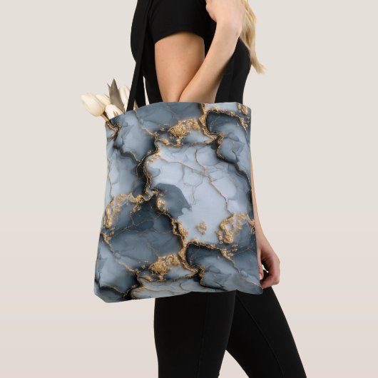 Dunkle Blaue Marmorstruktur mit flüssigen Goldader Tasche (Von Nahem)