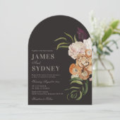 Dunkle Blumenbogen-Foto-Hochzeitseinladung Einladung (Stehend Vorderseite)
