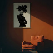 Dunkle Blüte: Skulpturale monochrome Mode Poster