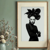 Dunkle Blüte: Skulpturale monochrome Mode Poster