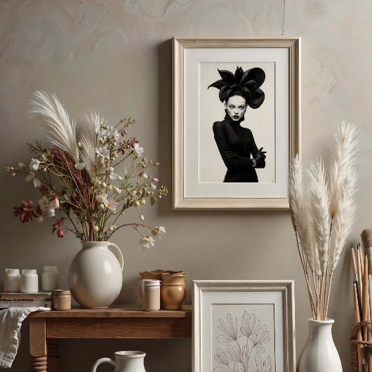 Dunkle Blüte: Skulpturale monochrome Mode Poster