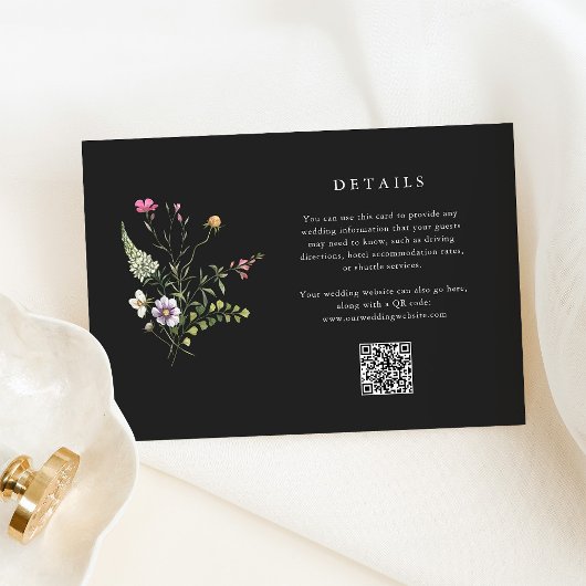 Dunkle botanische Wildblumen Hochzeitdetails QR-Co Begleitkarte