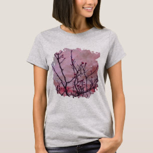 Dunkle Branchen mit roten Buds T-Shirt