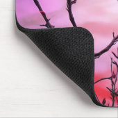 Dunkle Branchen roten Buds und fiery Sky Mousepad (Ecke)