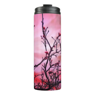 Dunkle Branchen roten Buds und fiery Sky Thermosbecher