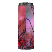 Dunkle Branchen roten Buds und fiery Sky Thermosbecher (Rückseite)