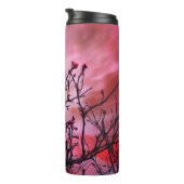 Dunkle Branchen roten Buds und fiery Sky Thermosbecher (Nach rechts gedreht)