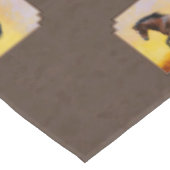 Dunkle Bucht Running Horse Taupe Tischdecke (Schrägansicht)