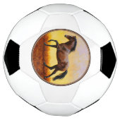 Dunkle Bucht Stallion Pferde Galopp Fußball (Gedreht)