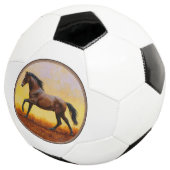 Dunkle Bucht Stallion Pferde Galopp Fußball (Dreiviertel)