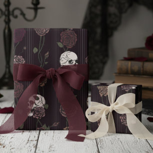 Dunkle Burgunder-Gotische-Schädel- und Rosenstreif Geschenkpapier