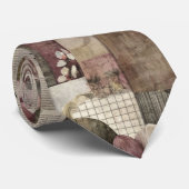 Dunkle Cottage-Blumen-Patchwork - Burgund & Holzko Krawatte (Gerollt)
