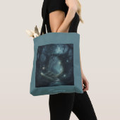 Dunkle Cottagecore verzauberte Sommerwälder Tasche (Von Nahem)
