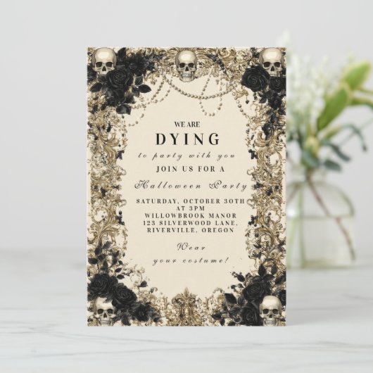 Dunkle Elegance Skull und Rose Halloween Celebrati Einladung (Stehend Vorderseite)