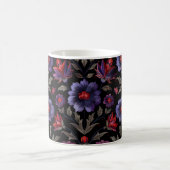 Dunkle Eleganz: Schwarzes und Lila Blumenmuster Kaffeetasse (Mittel)