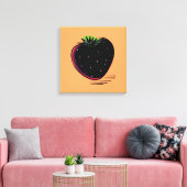 Dunkle Erdbeere – Minimale Grafik Kunst Leinwanddruck (Insitu (Wohnzimmer))