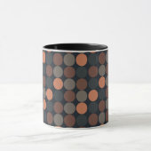 Dunkle Erde Geometrisches Kreis-Punkte-Design Tasse (Zentrum)