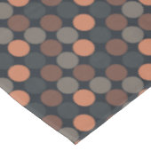Dunkle Erde Geometrisches Kreis-Punkte-Design  Tischdecke (Schrägansicht)