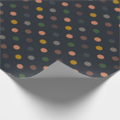 Dunkle Erde Ton Wald Polka Punkte Design Geschenkpapier (Ecke)