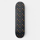 Dunkle Erde Ton Wald Polka Punkte Design Skateboard (Vorderseite)
